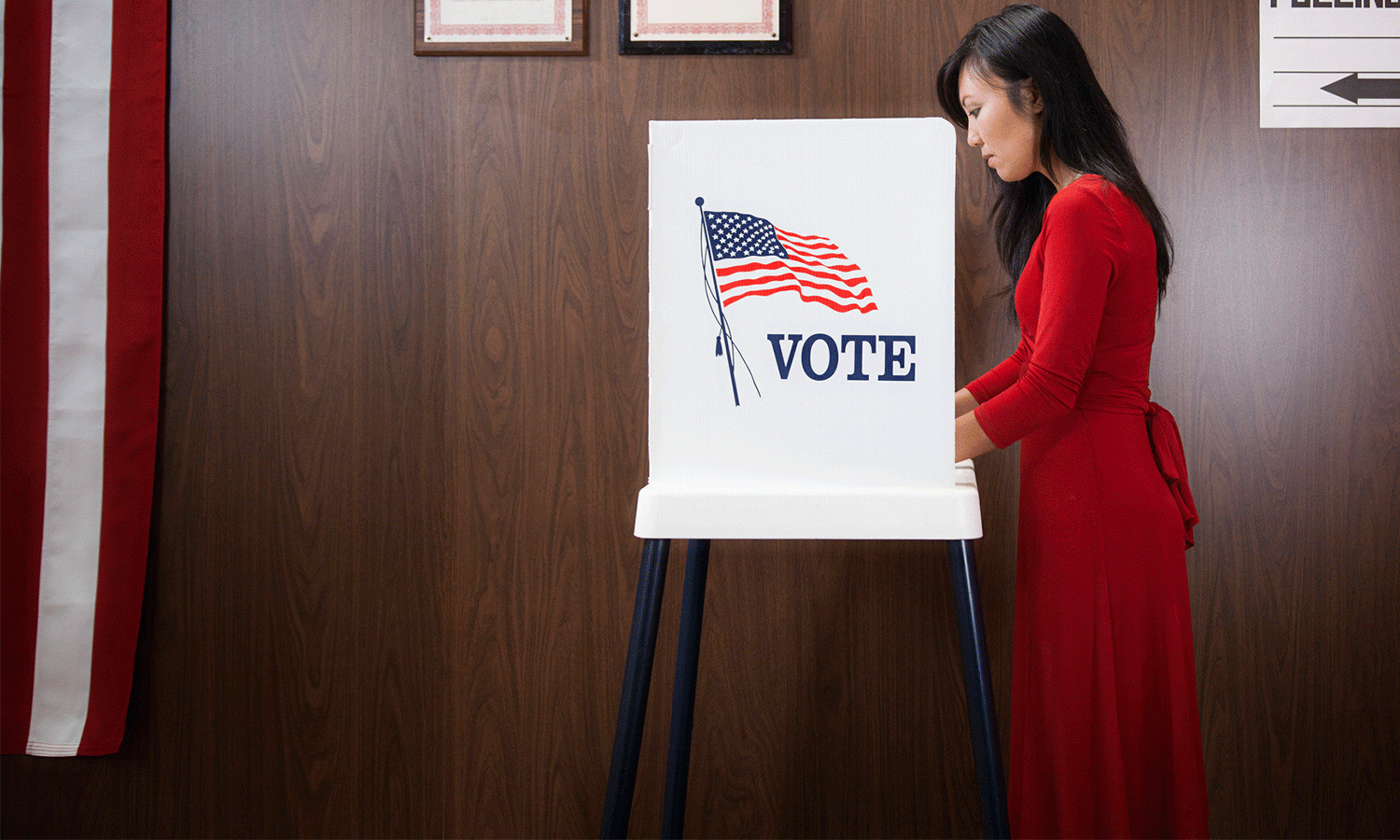 mujer vota en la urna