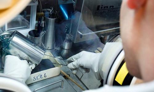 Técnico con un núcleo de plutonio