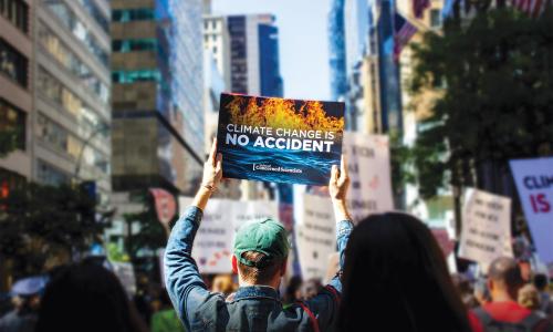 foto de un manifestante levantando un cartel